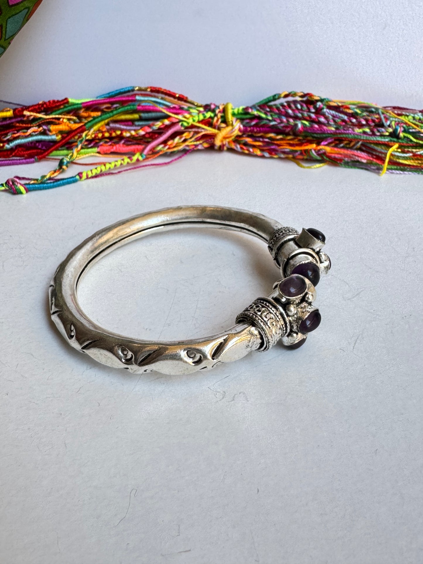 Bracciale boho argentato viola