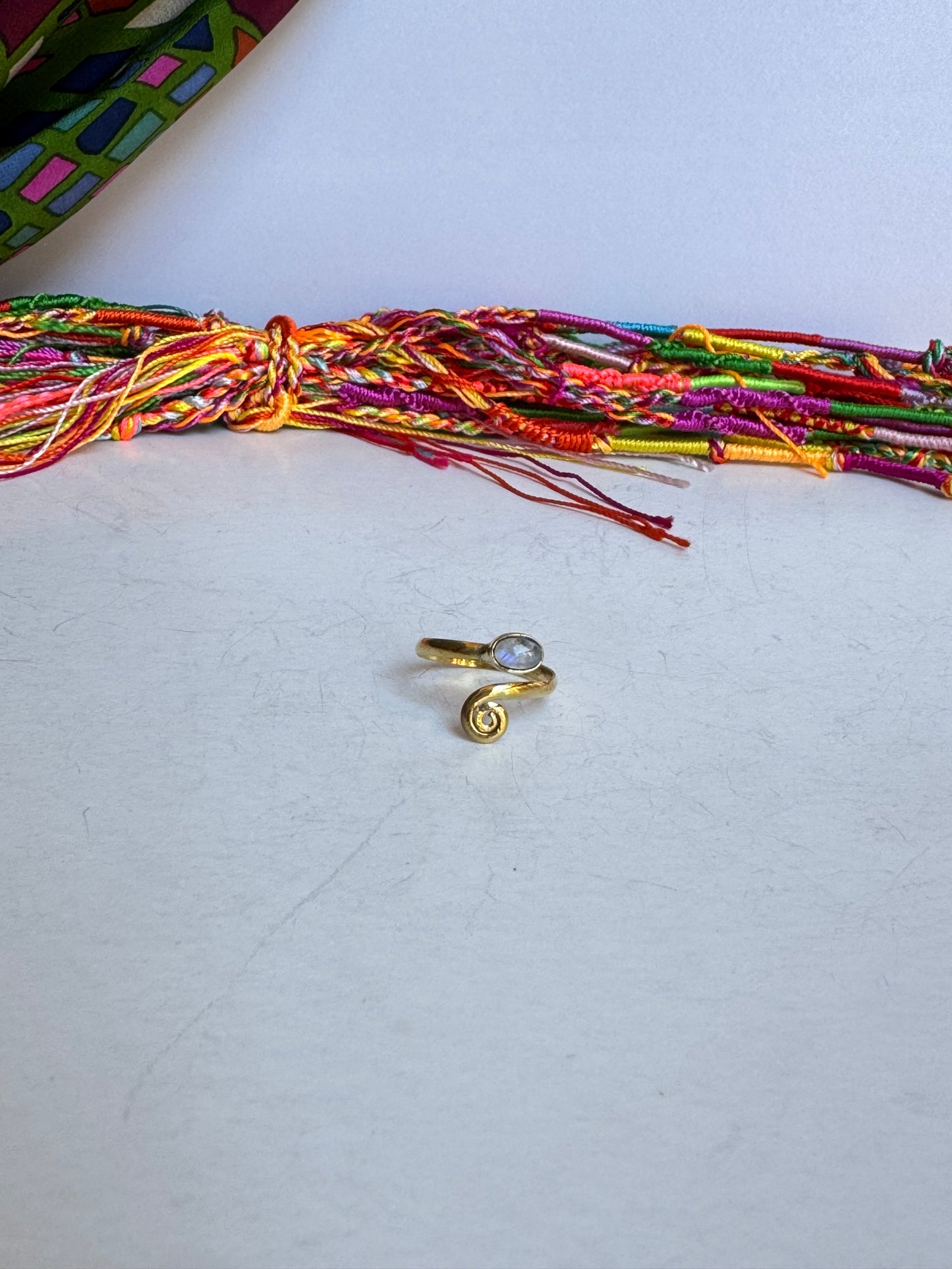 Anello boho dorato pietra di luna arcobaleno regolabile