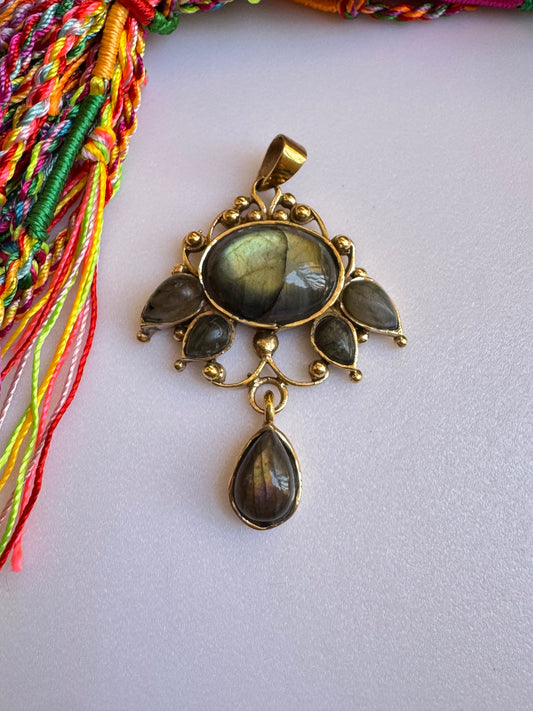 Ciondolo boho dorato labradorite