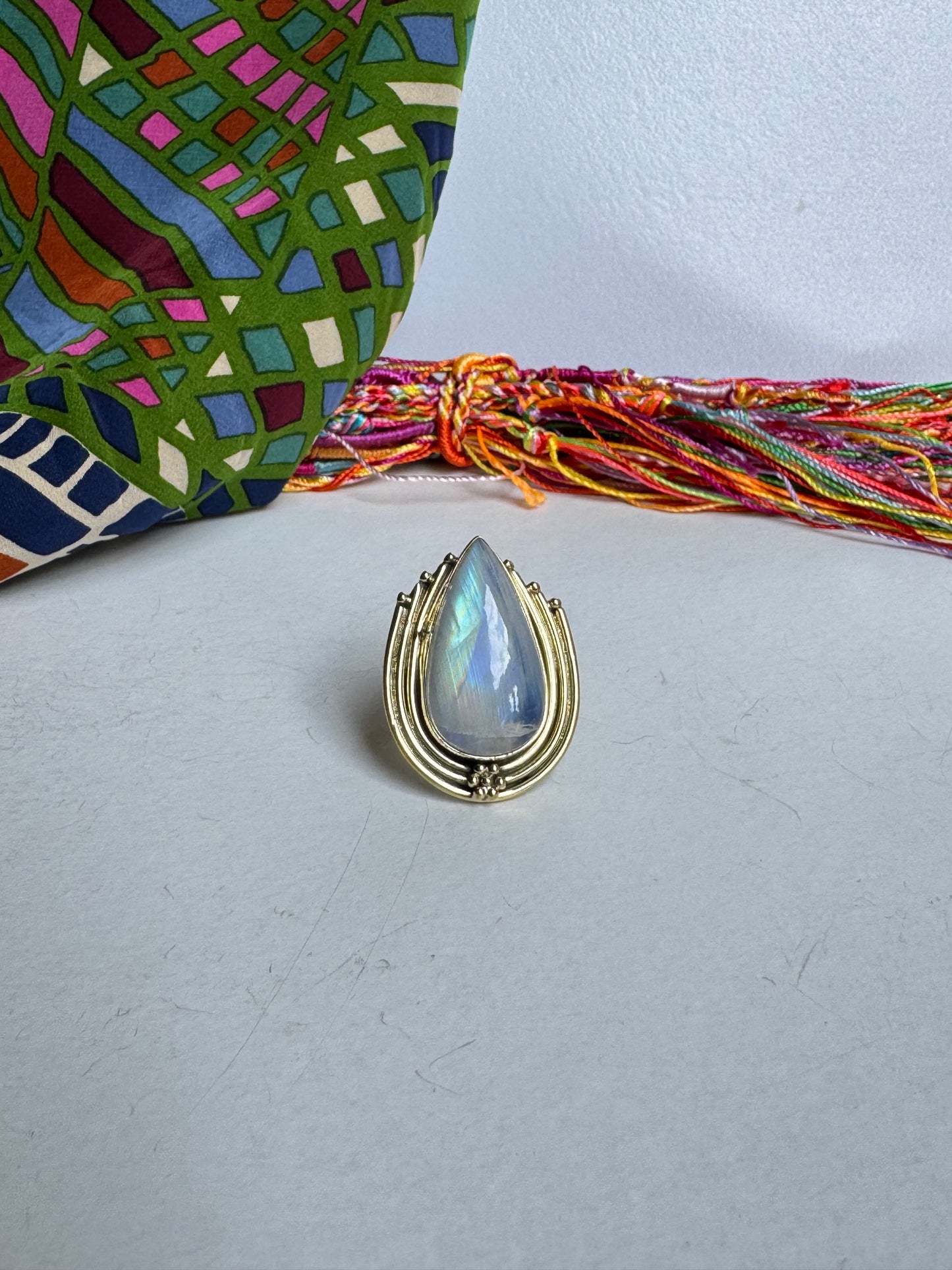 Anello boho dorato pietra di luna arcobaleno regolabile