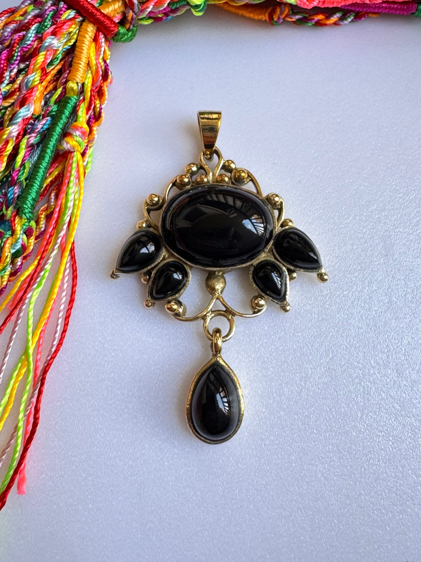 Ciondolo boho dorato onice nero