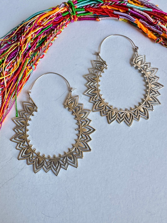 Orecchini boho argentati cerchi fiammelle