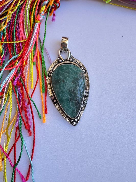 Ciondolo boho argentato amazzonite