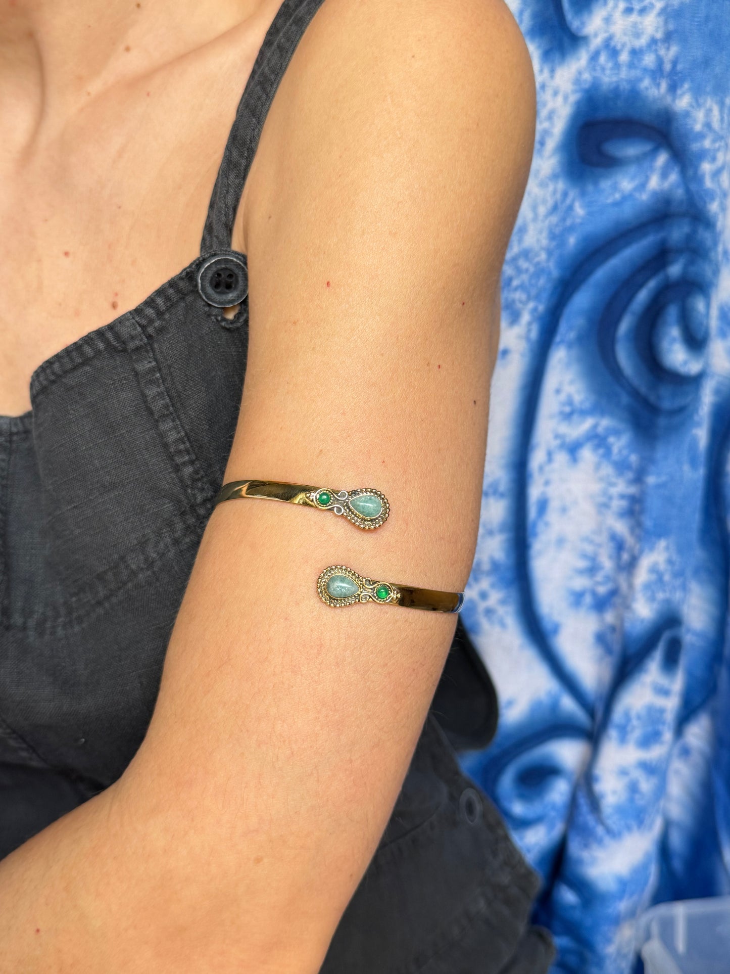 Bracciale braccio boho dorato celeste e verde