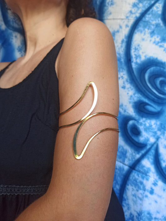 Double pointed golden arm bracelet