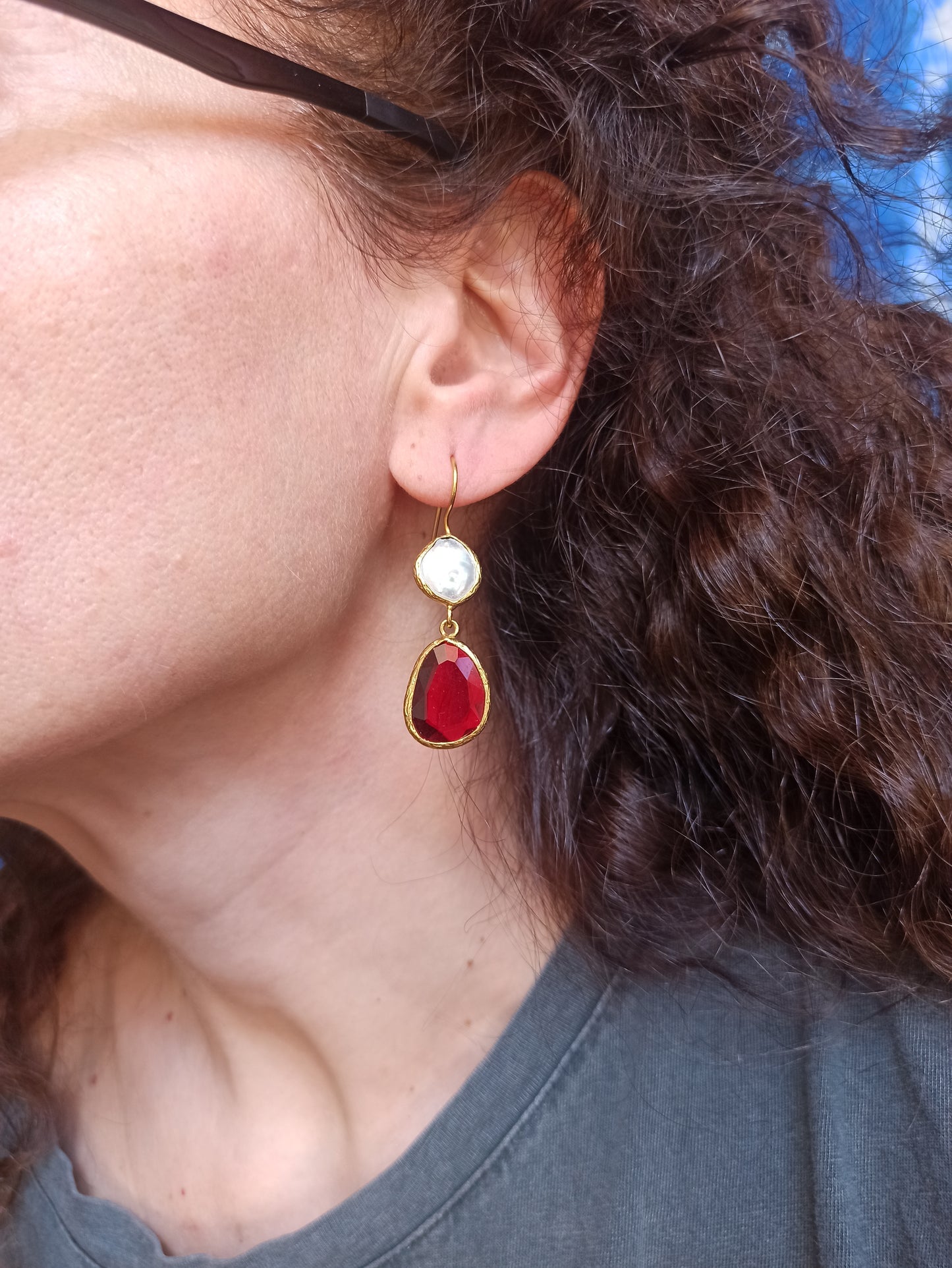 Earrings with 2 red stones and freshwater pearl