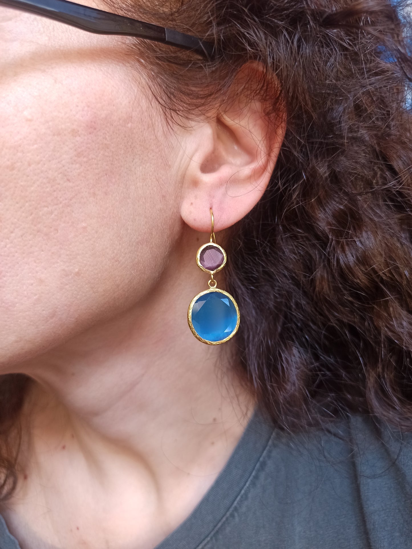 Earrings with 2 light blue and burgundy stones