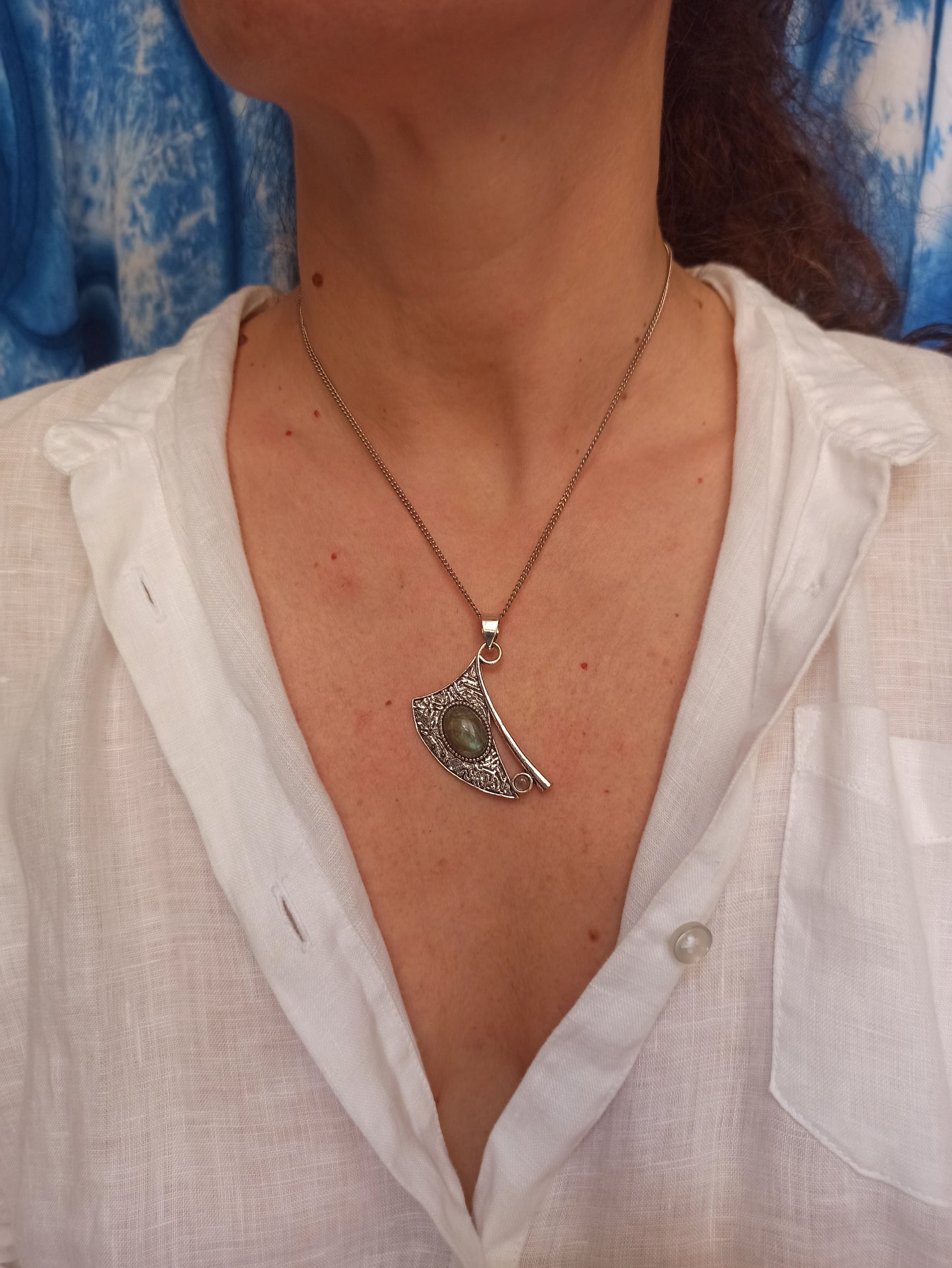 Silver necklace with labradorite pendant