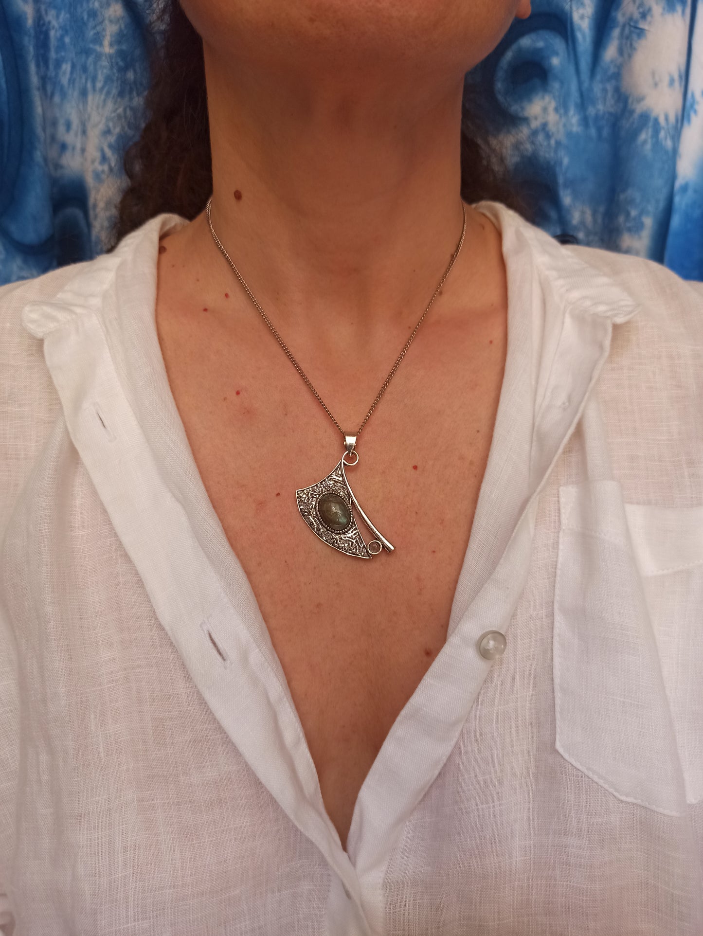 Silver necklace with labradorite pendant