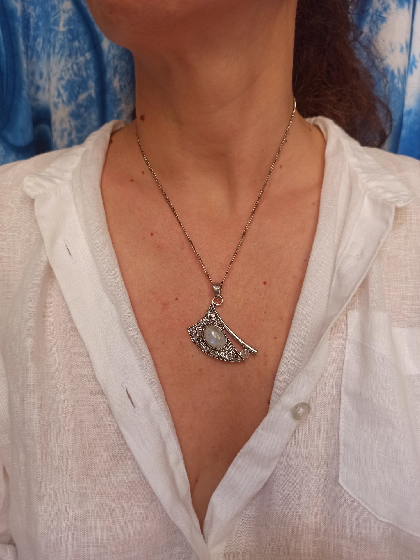 Silver necklace with moonstone pendant