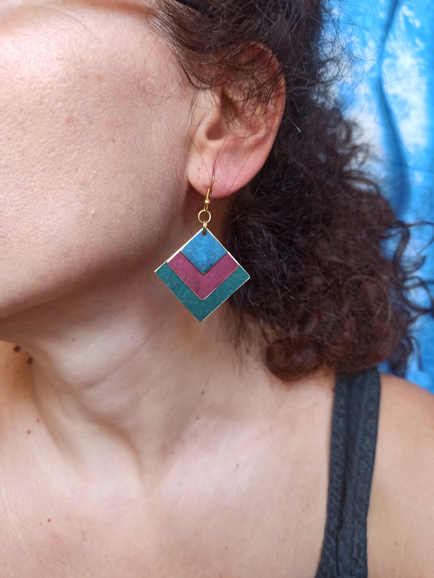 Gold earrings rhombus green red and blue