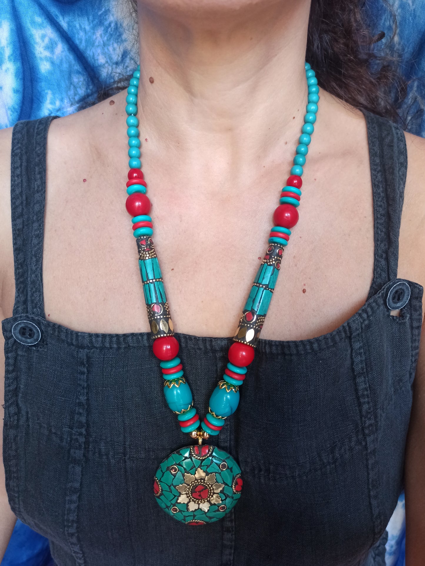 Collana lunga nepalese con medaglione turchese