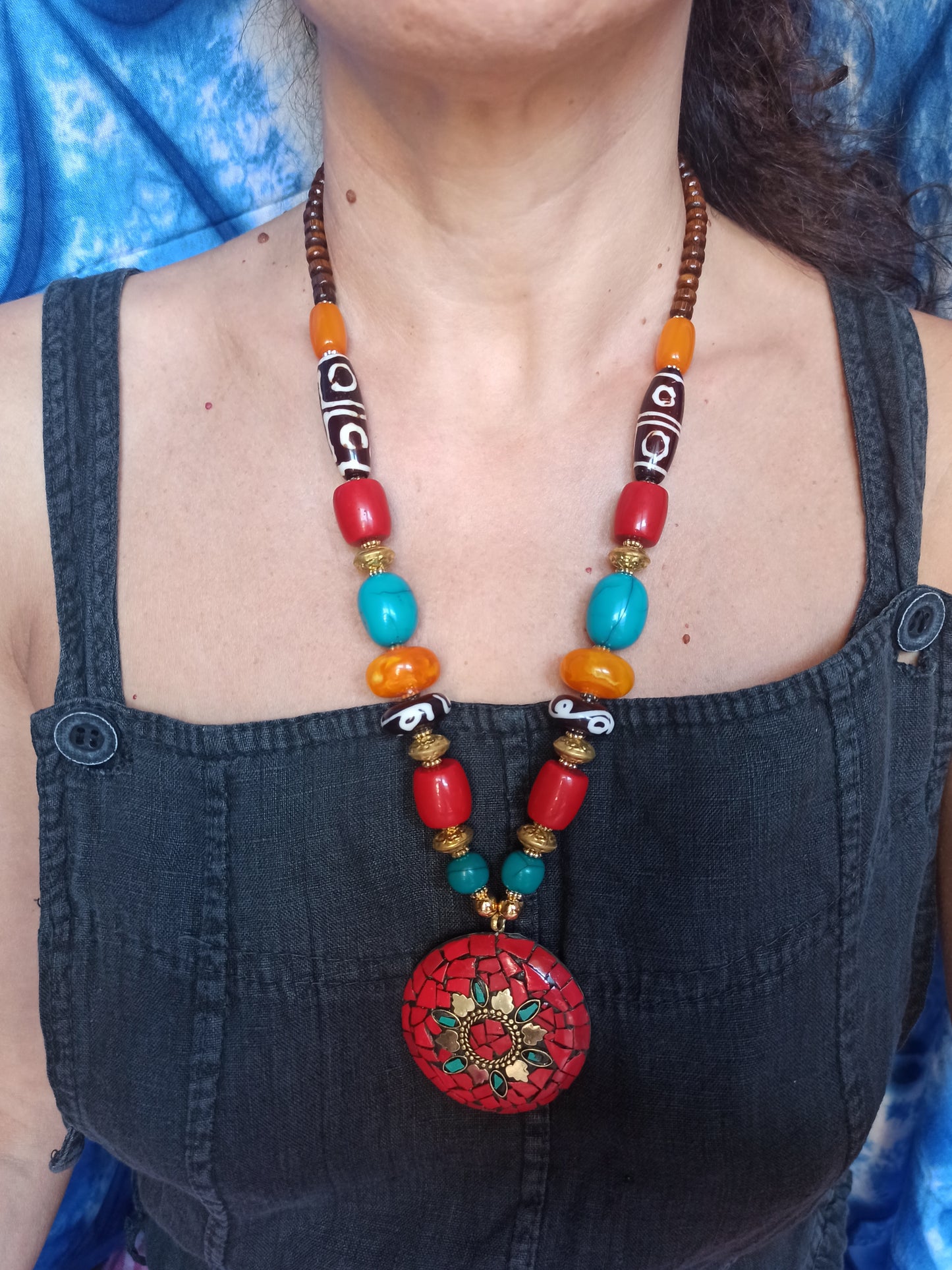 Collana lunga nepalese con medaglione rosso