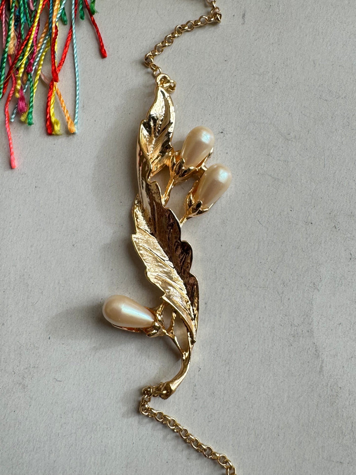 Golden leaf necklace with white pearls