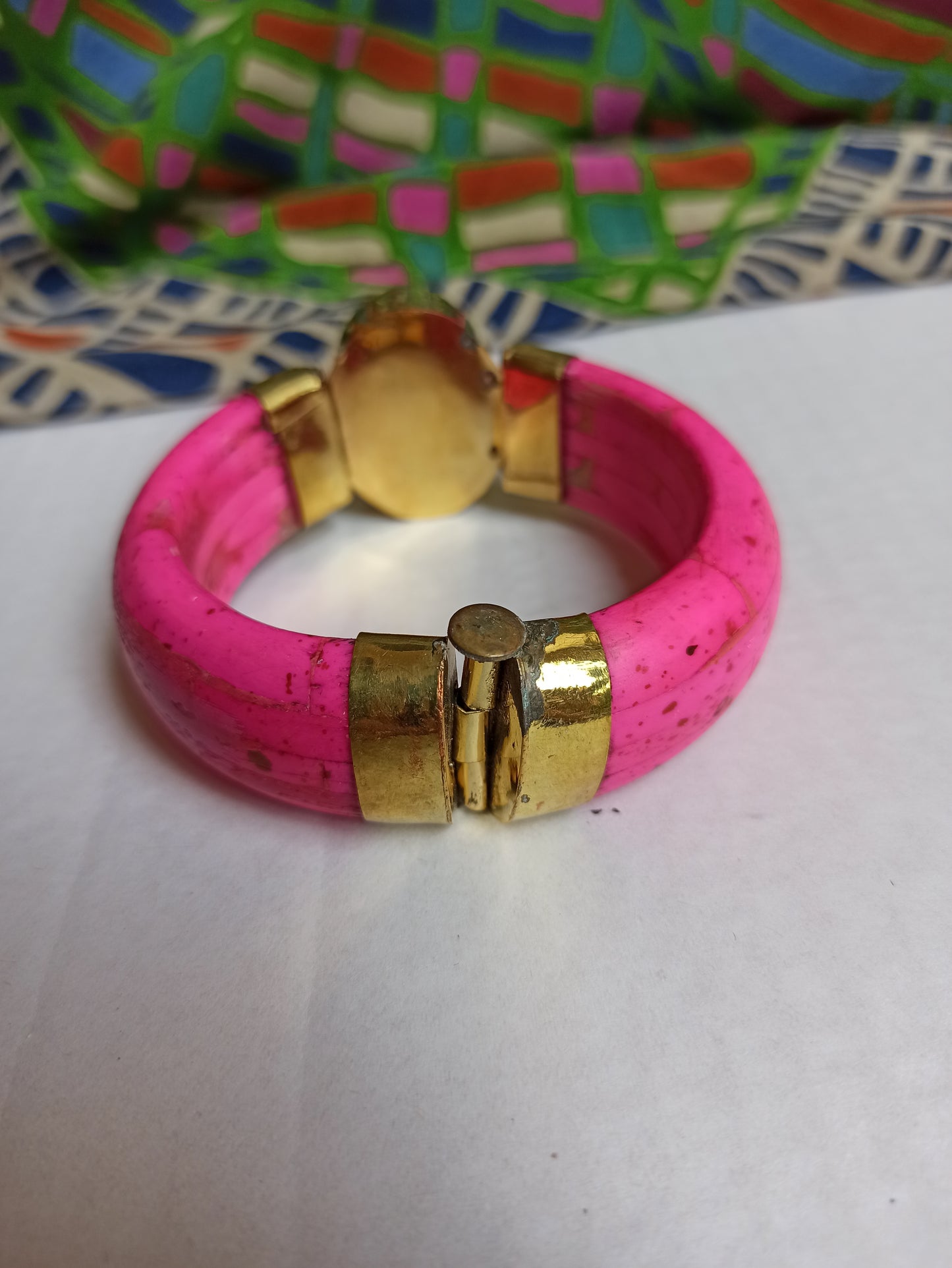 Large pink rigid bracelet with mother-of-pearl insert