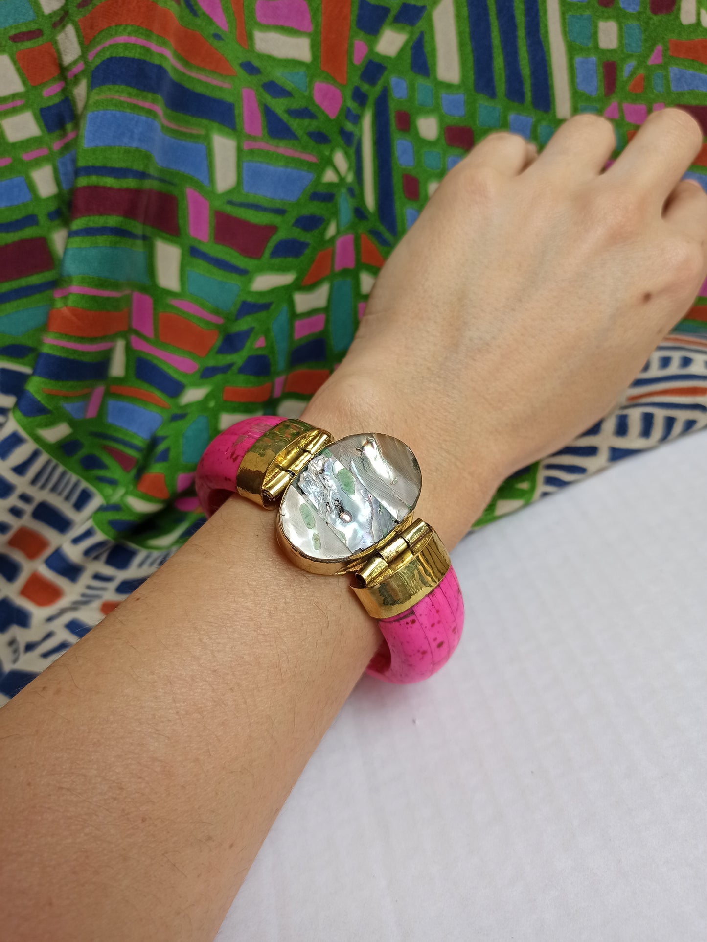 Large pink rigid bracelet with mother-of-pearl insert