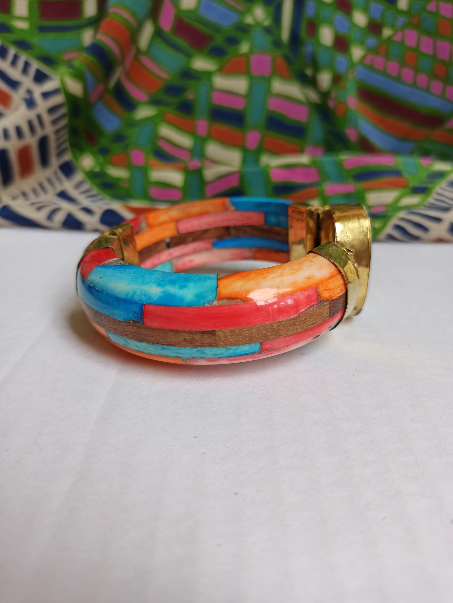 Large multicolored rigid bracelet with mother-of-pearl insert