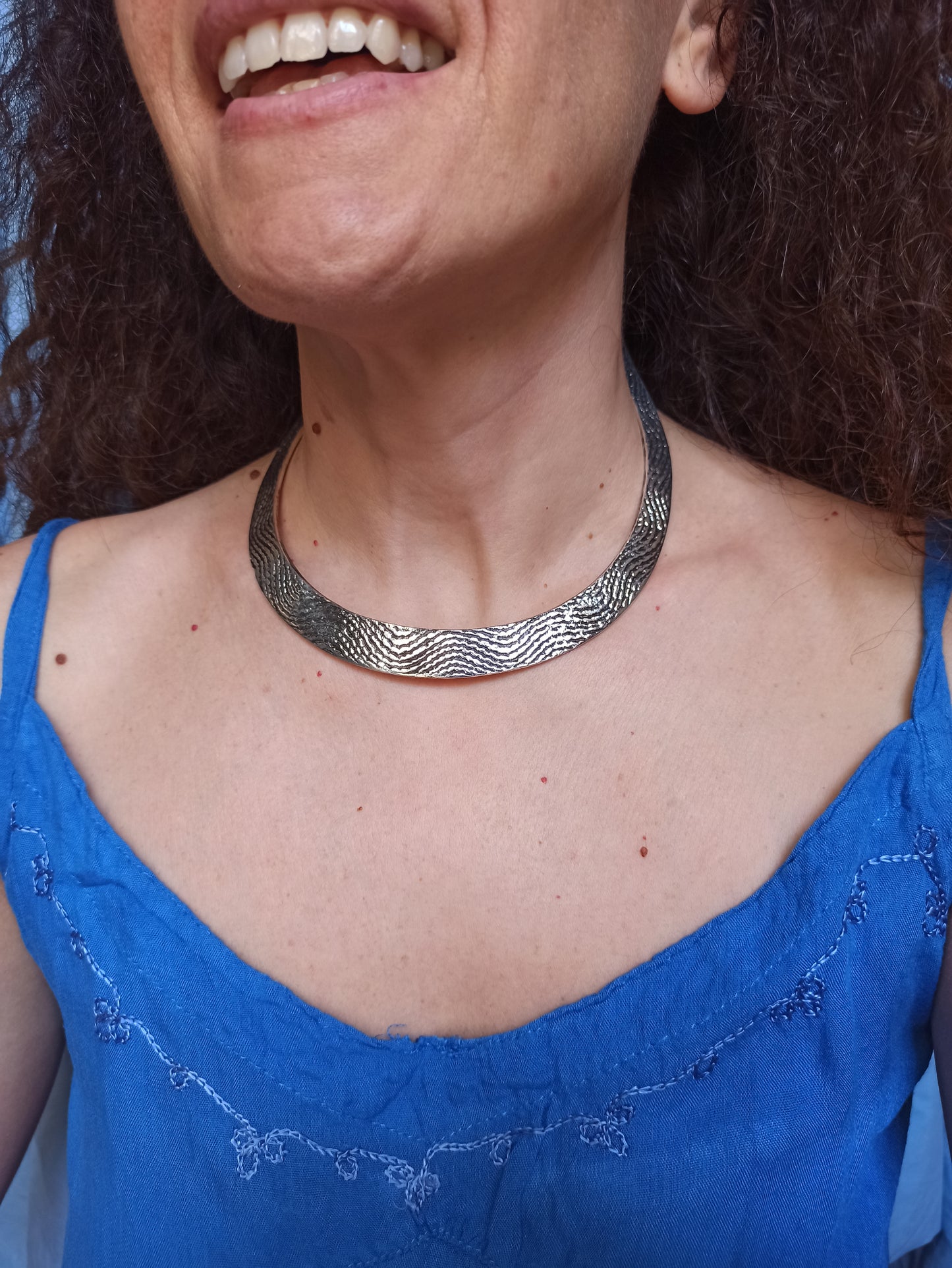 Silver wave collar