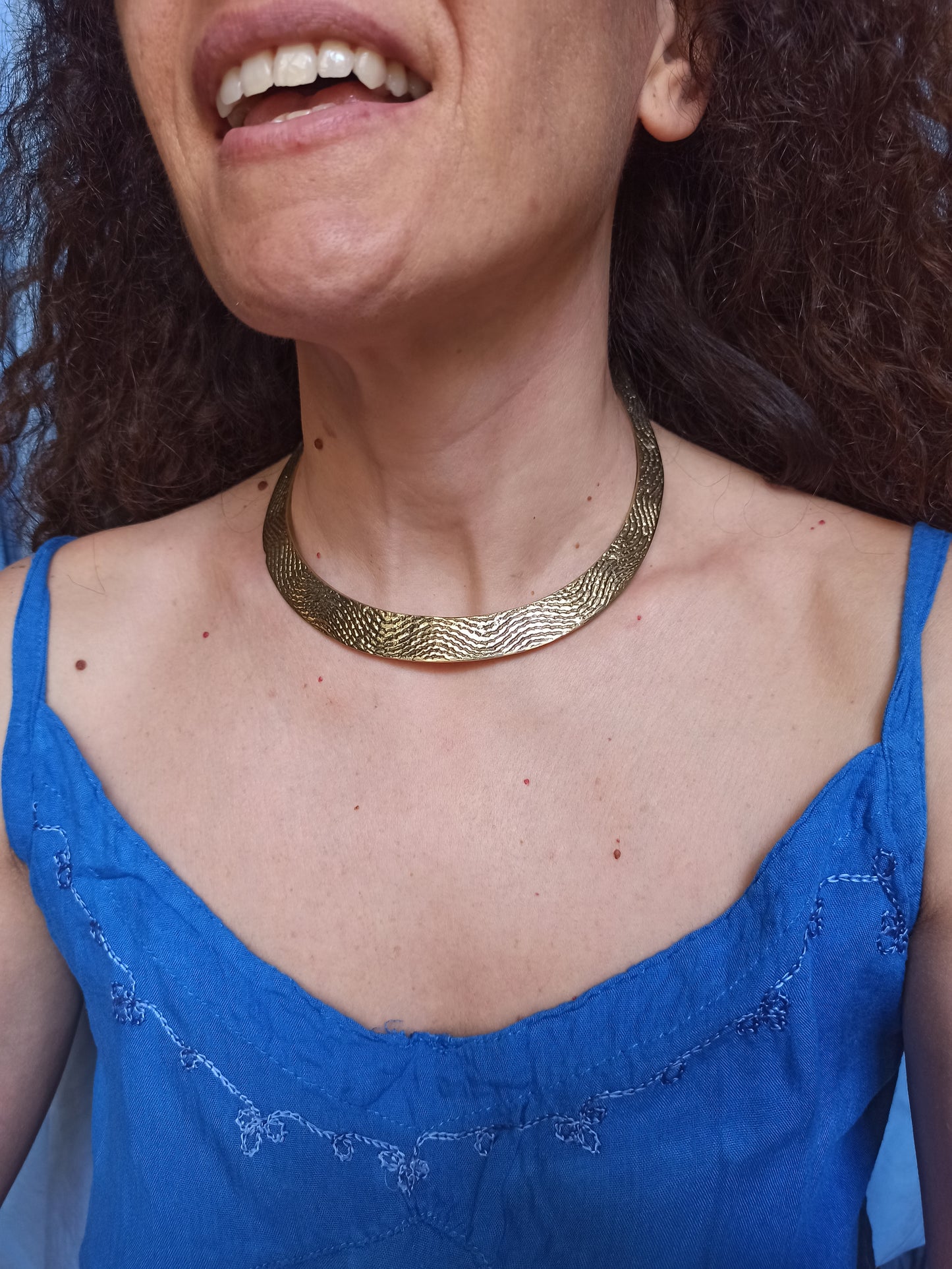 Golden wave collar