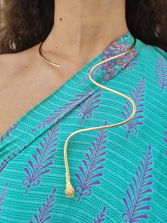 Starre goldene Schlangenhalskette