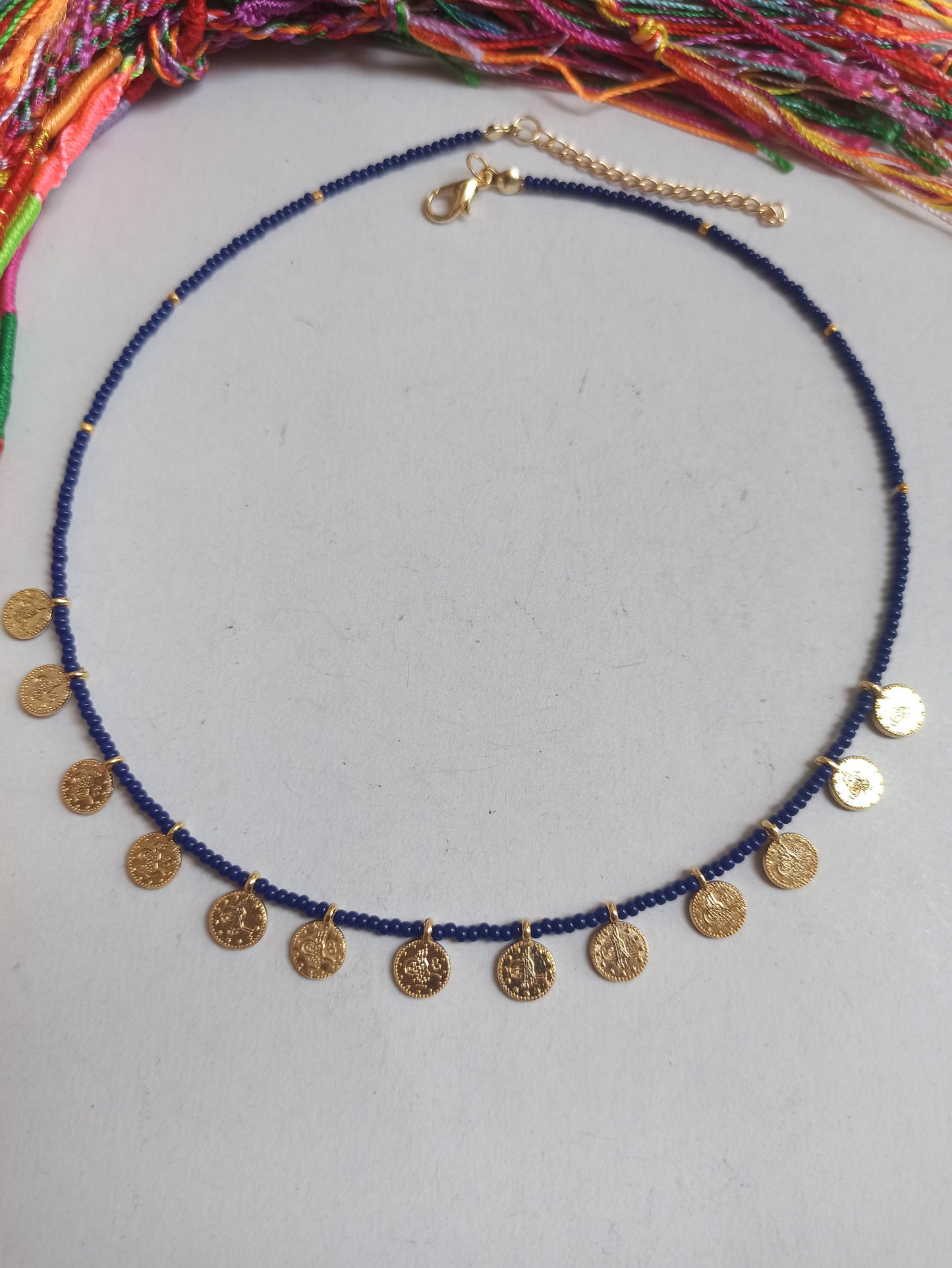 Collana sottile perline monetine blu