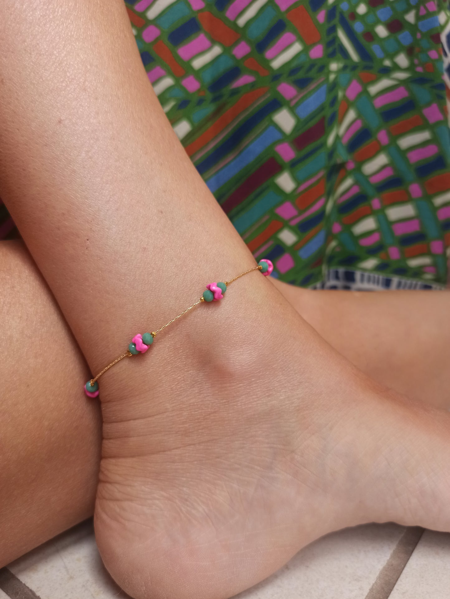 Golden anklet with fuchsia and turquoise decoration