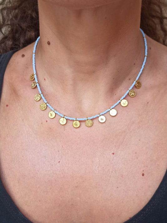 Dünne Halskette mit fliederfarbenen Münzperlen