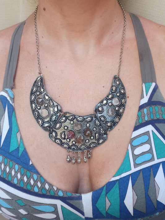 Silberne Lätzchen-Halskette mit Steinen