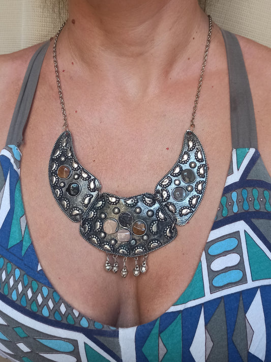 Silberne Lätzchen-Halskette mit Steinen