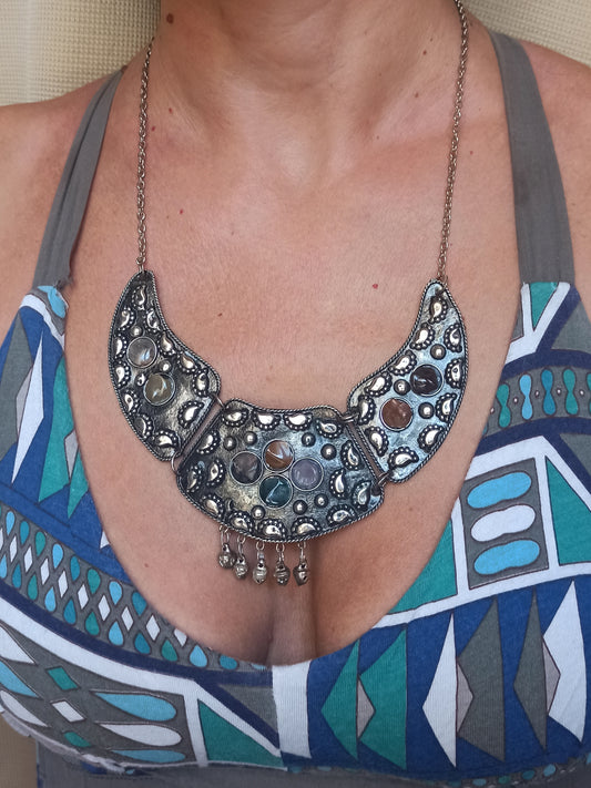 Silberne Lätzchen-Halskette mit Steinen