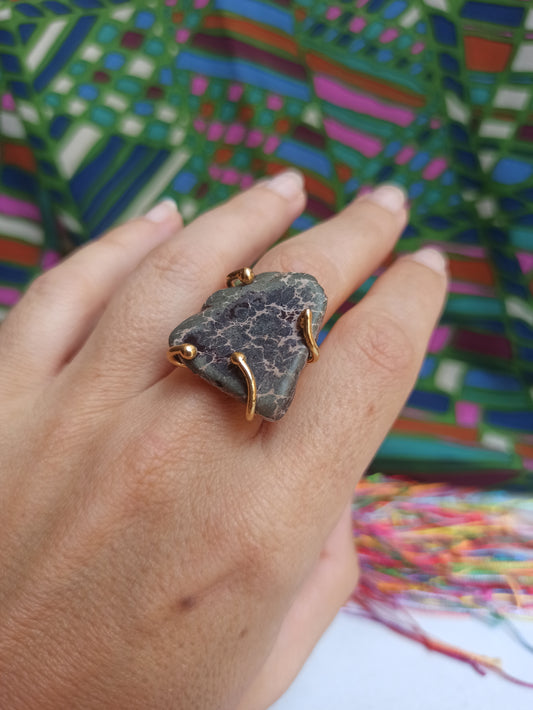 Marmorierter schwarzgoldener Ring