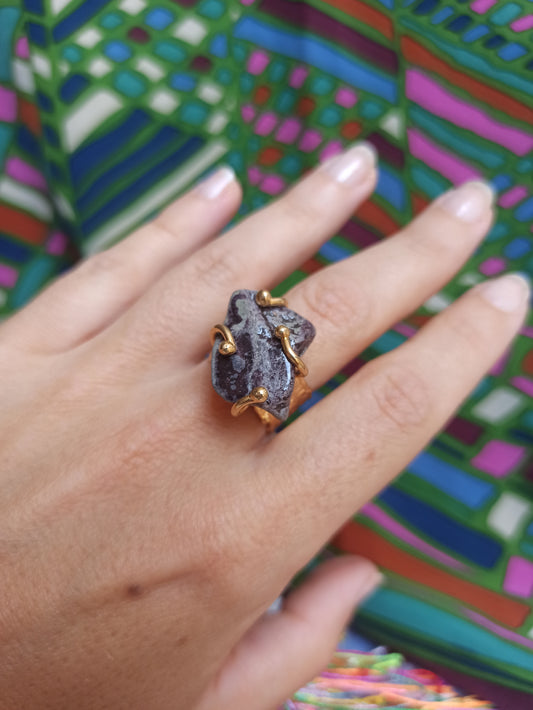 Dunkelgrauer goldener Ring