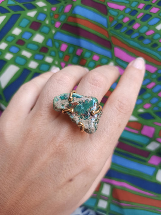 Grüner goldener Ring