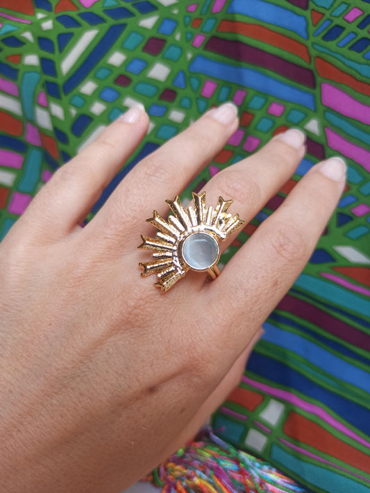 Halbweißer, sonnengoldener Ring