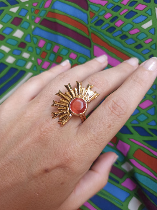 Orangefarbener goldener Ring mit halber Sonne