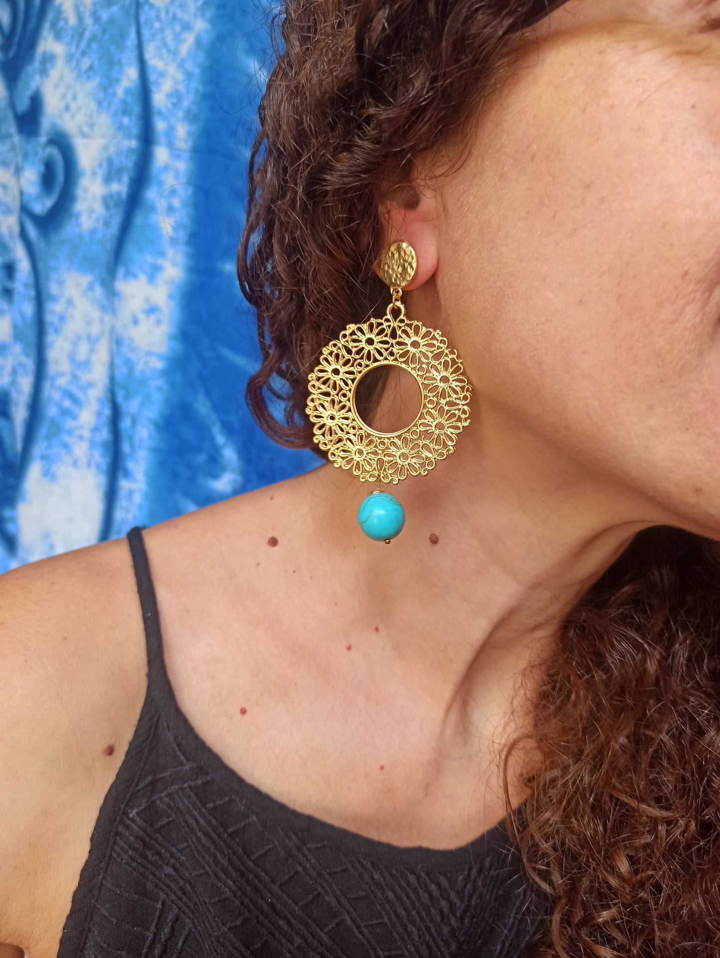 Golden earrings with turquoise bead flowers