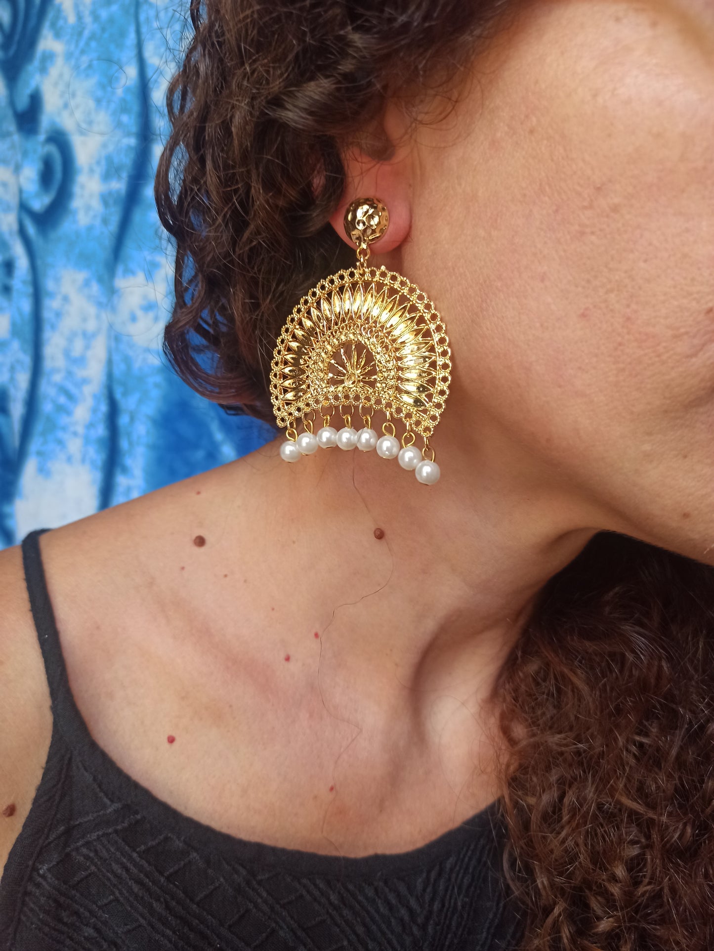 Golden bow earrings with white beads