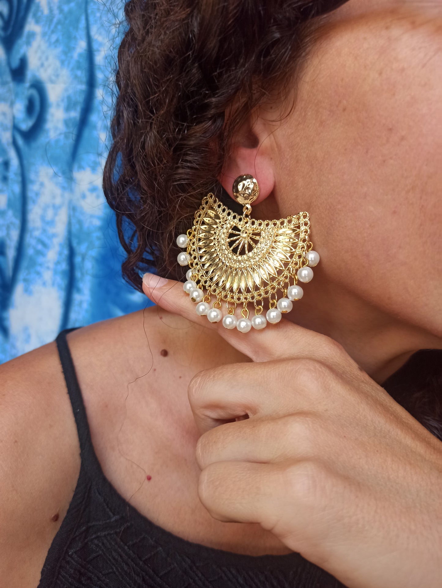 Golden bow earrings with white beads