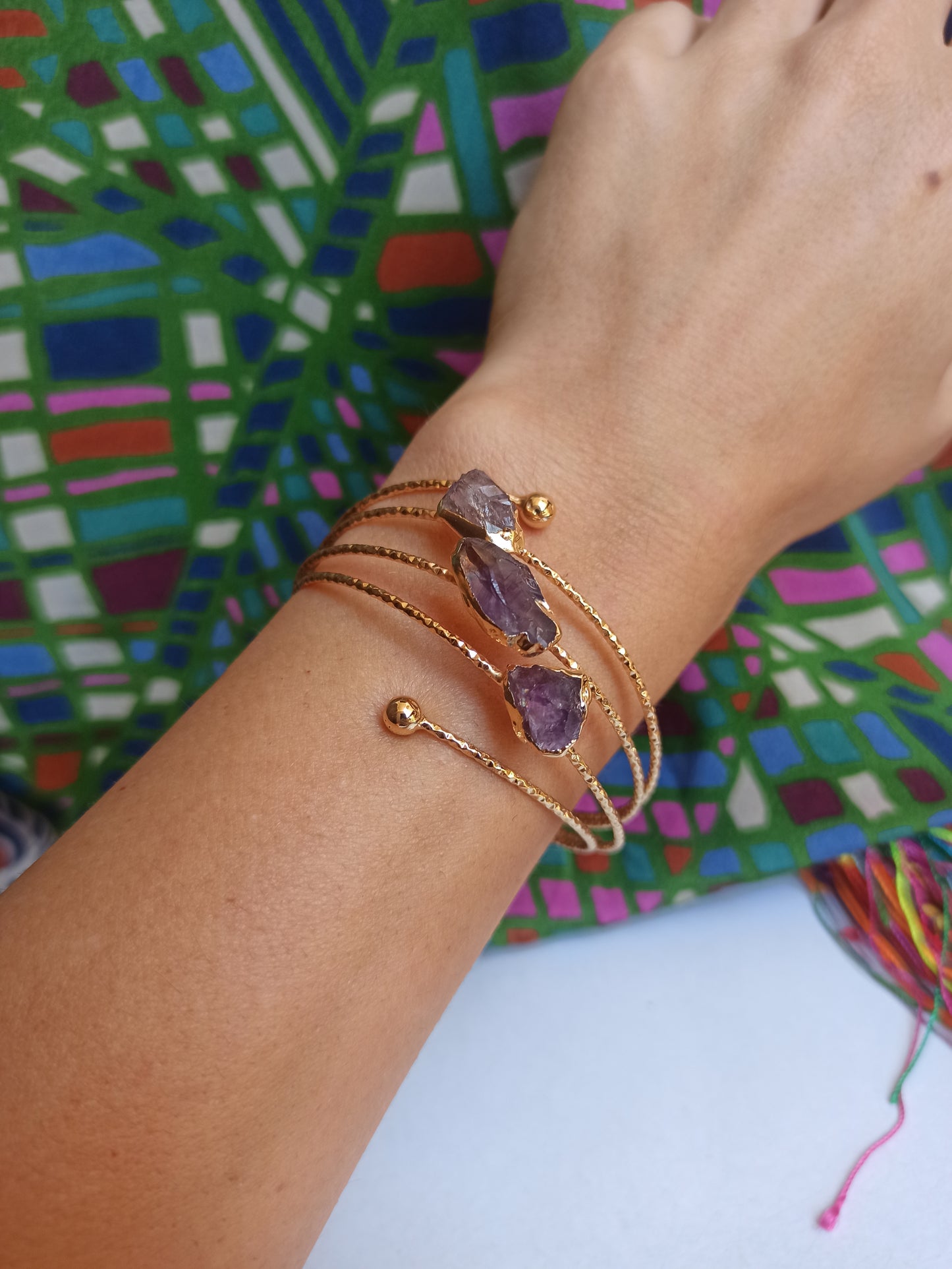 Thin golden bracelet with amethyst chips 3