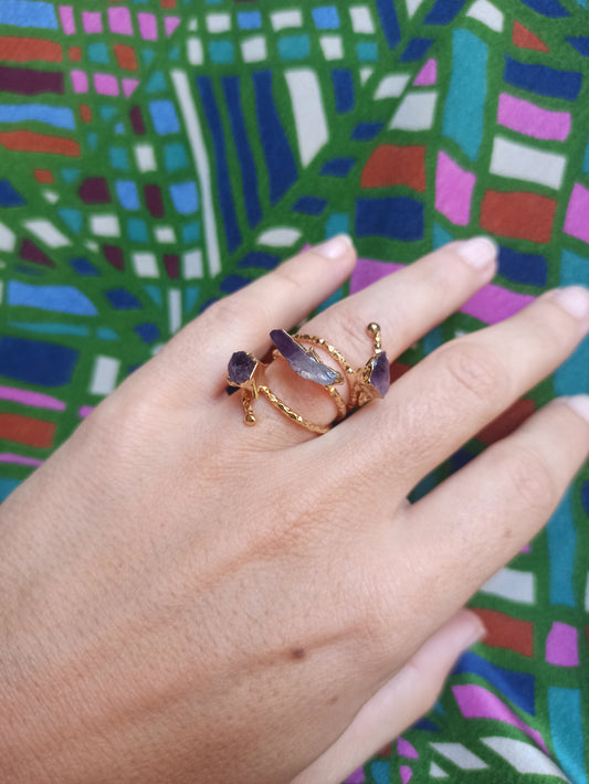 Anello dorato sottile chips ametista 2