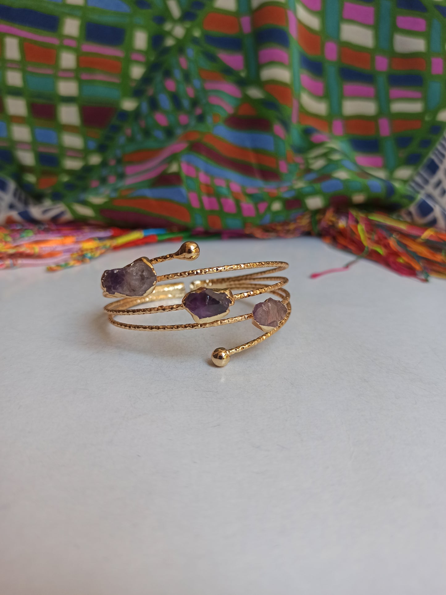 Thin golden bracelet with amethyst chips 1