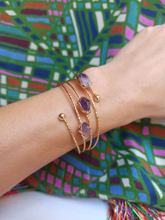 Thin golden bracelet with amethyst chips 1