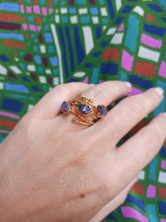Anello dorato sottile chips ametista 1