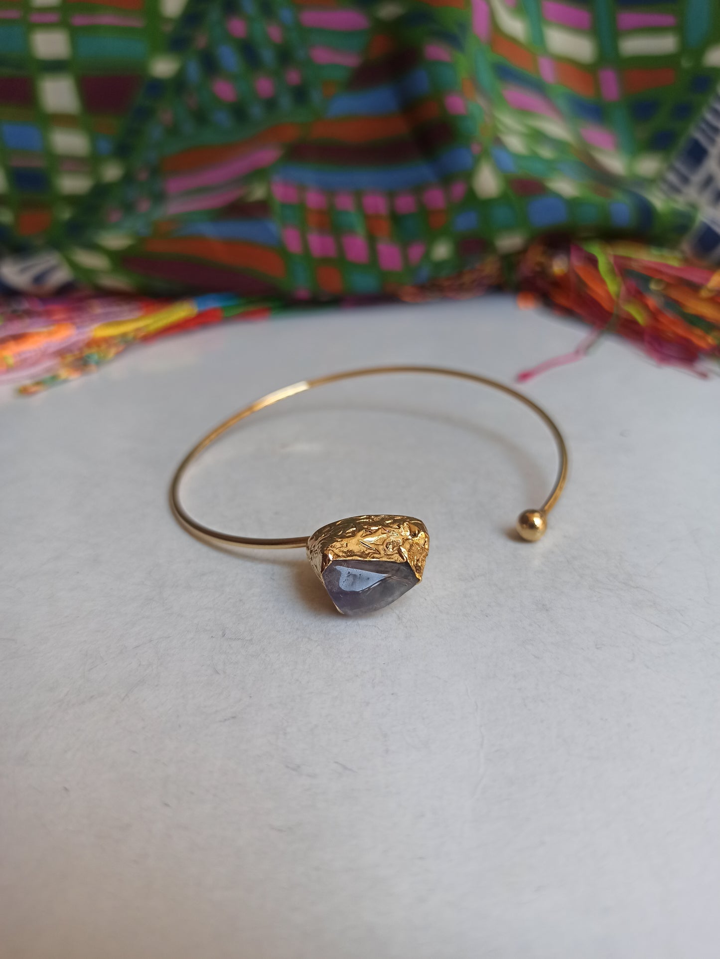 Golden bracelet with amethyst chips