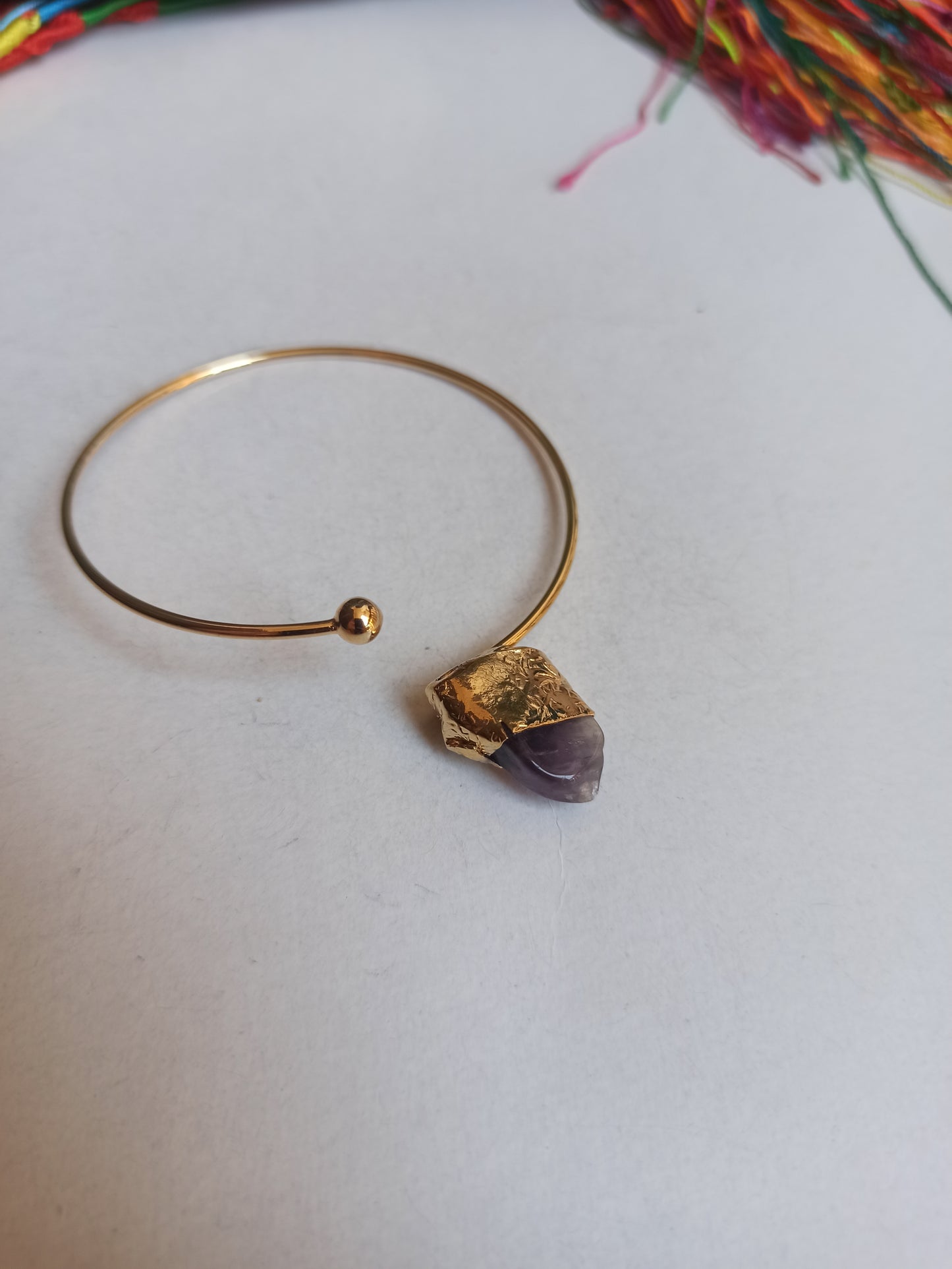 Golden bracelet with amethyst chips