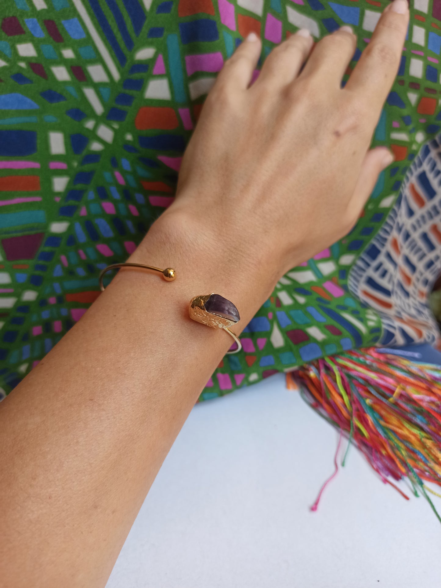 Golden bracelet with amethyst chips