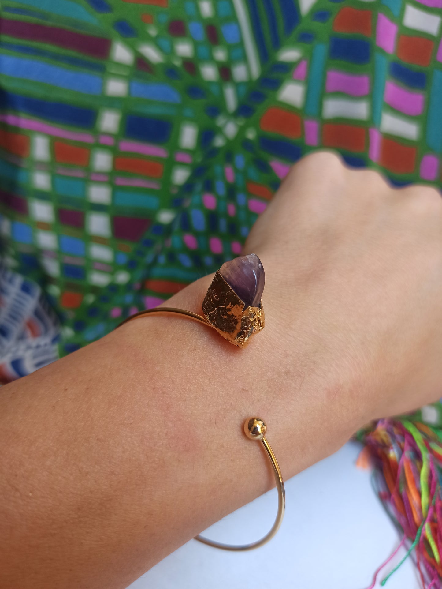 Golden bracelet with amethyst chips