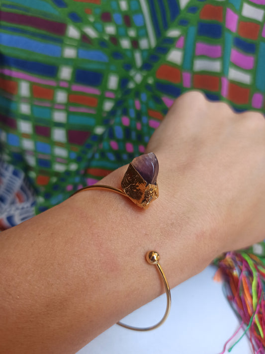 Golden bracelet with amethyst chips