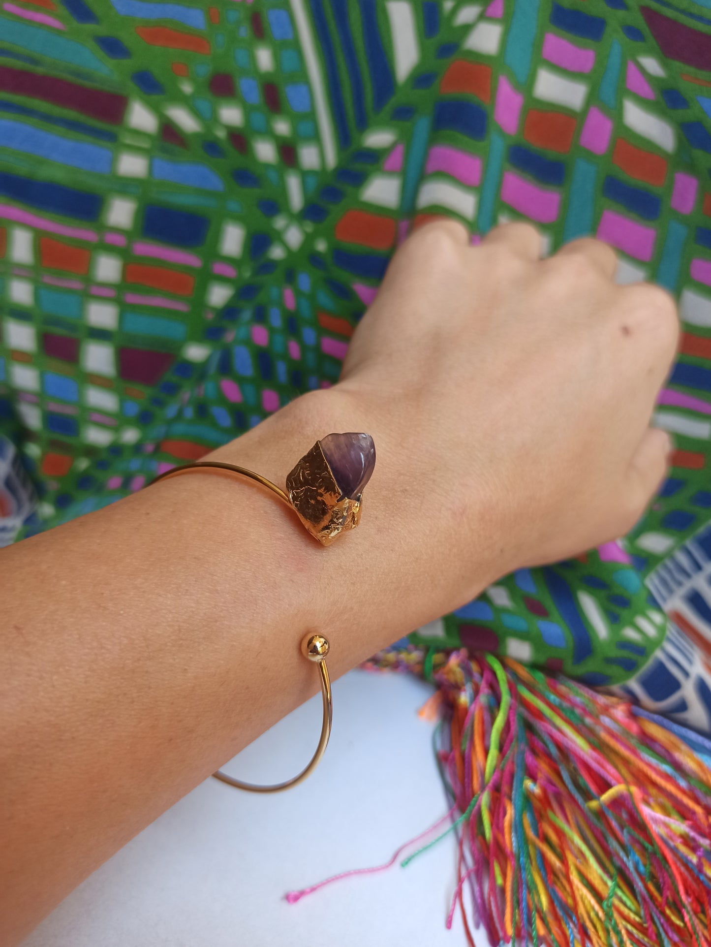 Golden bracelet with amethyst chips