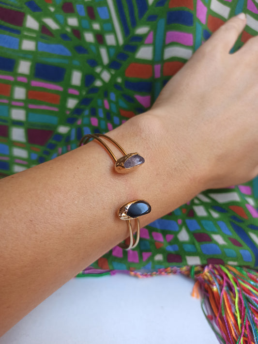 Golden bracelet with amethyst+black chips